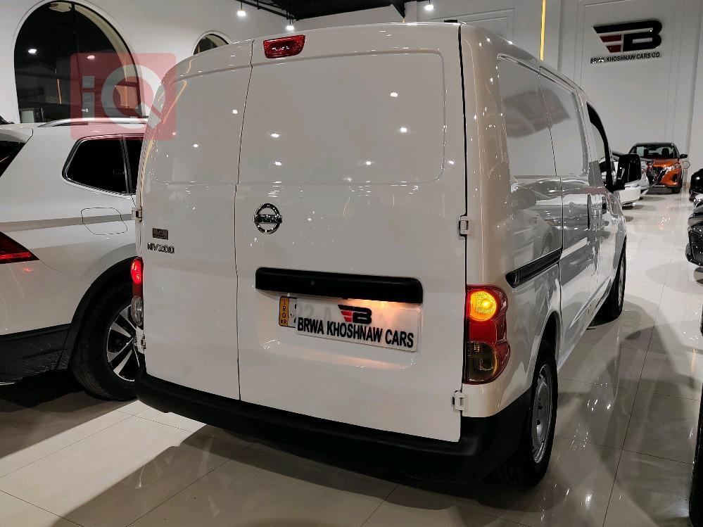 نيسان NV200